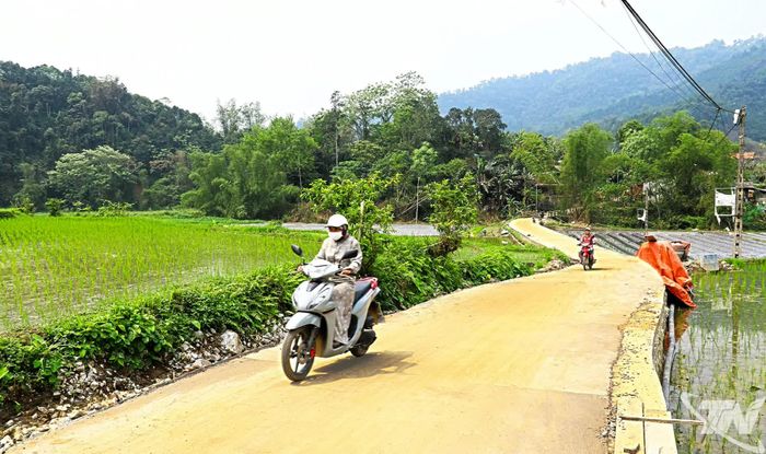 Đường vào thôn Thiêng Điểm được bê tông hóa, tạo thuận lợi cho việc đi lại, thông thương hàng hóa của bà con.