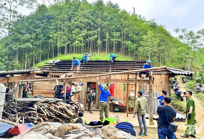 Công an, cán bộ xã và nhân dân trong xã hỗ trợ người dân thôn Nà Khao khắc phục hậu quả mưa bão xảy ra tháng 4/2026.