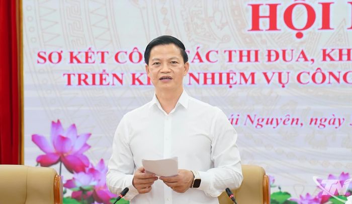 Đồng chí Chủ tịch UBND tỉnh Thái Nguyên Vương Quốc Tuấn phát biểu tại Hội nghị.