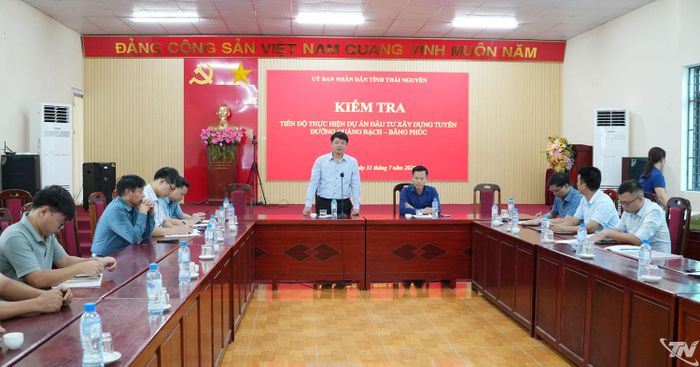 Quang cảnh buổi làm việc tại UBND xã Quảng Bạch.