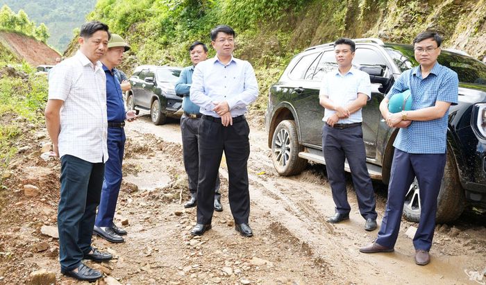 Đồng chí Nông Quang Nhất kiểm tra thực địa tiến độ thi công tuyến đường Quảng Bạch - Bằng Phúc.