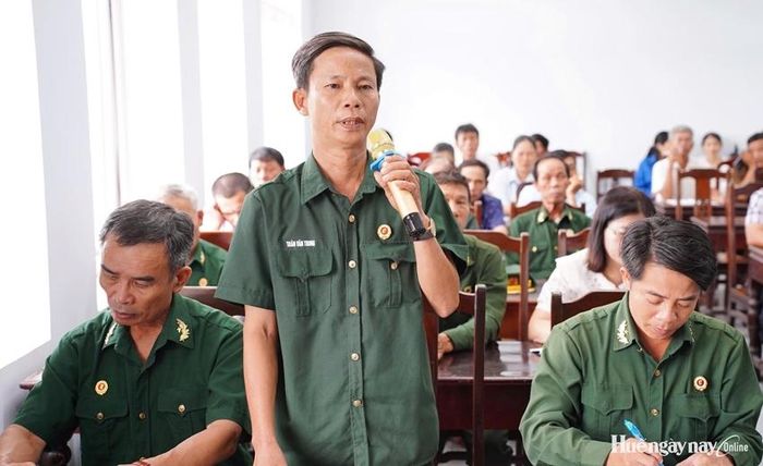 Người dân có ý kiến về môi trường, công trình dân sinh tại hội nghị.