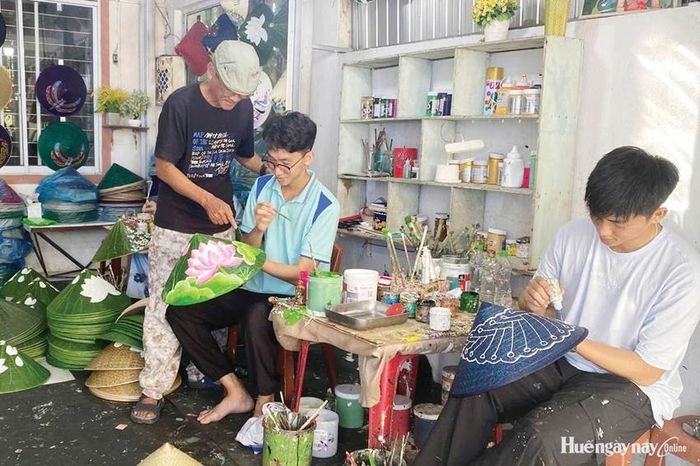 Xưởng vẽ nón lá phát huy khả năng lao động của người cao tuổi.