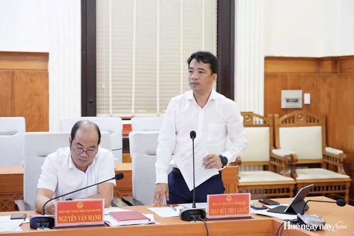 Phó Chủ tịch UBND thành phố Trần Hữu Thùy Giang phát biểu tại phiên họp. 