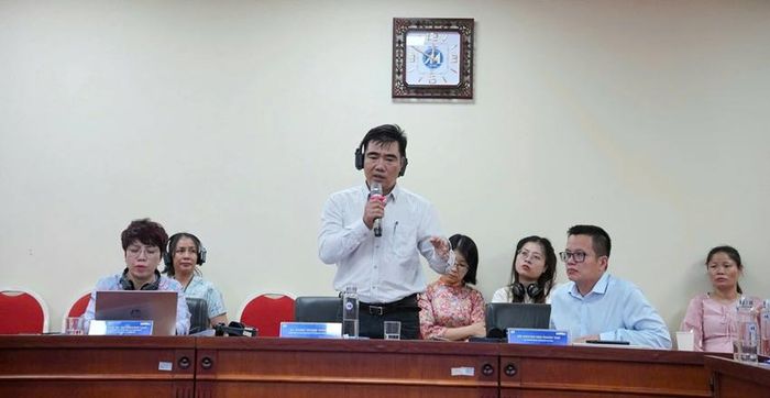 Ông Cung Trọng Cường, Viện trưởng Viện Nghiên cứu phát triển thành phố trao đổi cùng các đại biểu