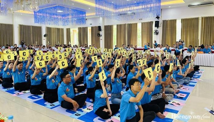 100 thí sinh trả lời câu hỏi thứ 1 của ban Tổ chức.