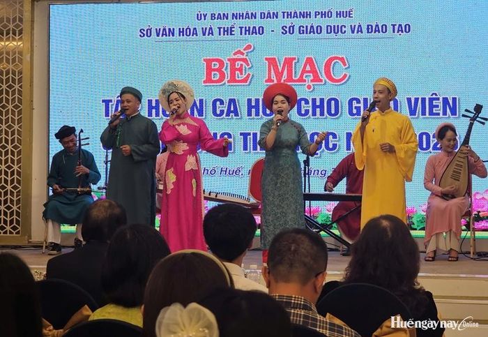 Các giáo viên tham gia chương trình tập huấn trình diễn Ca Huế tại buổi bế mạc