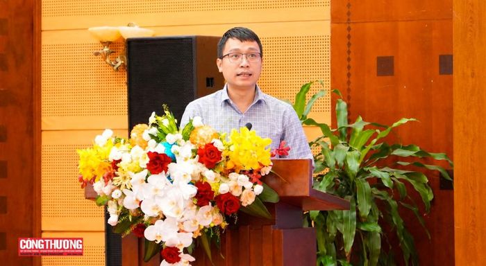 Ông Nguyễn Ngọc Hiếu, đại diện Vụ Dầu khí và Than (Bộ Công Thương), trình bày tham luận về định hướng và thực trạng công nghiệp năng lượng hydrogen tại Việt Nam.