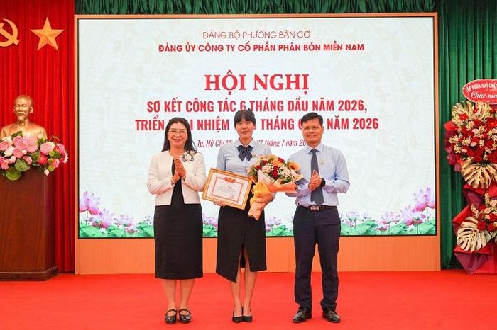 Bà Phạm Thị Thúy Hằng, Ủy viên Ban Thường vụ Đảng ủy, Phó Chủ tịch HĐND phường Bàn Cờ và ông Đỗ Văn Tuấn, Bí thư Đảng ủy, Tổng Giám đốc Công ty trao Giấy khen, tặng hoa chúc mừng cá nhân đạt thành tích xuất sắc tại Hội thi “Tuyên truyền viên giỏi năm 2026"