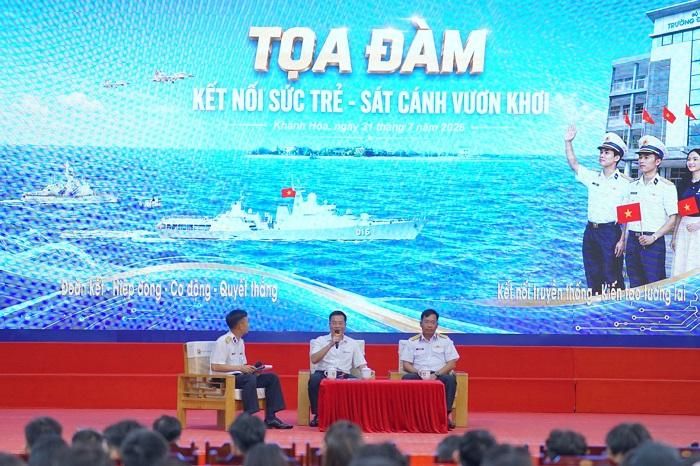 PGS.TS. Nguyễn Lê Cường Phó Hiệu trưởng Nhà trường chia sẻ tại Tọa đàm Kết nối sức trẻ - Sát cánh vươn khơi.
