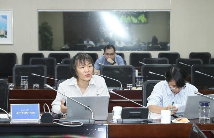 Chuyên gia môi trường Lê Thị Minh Ánh trao đổi tại chương trình. Ảnh: Ng.Tuấn