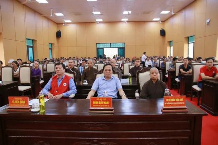 Chư tôn đức, đại diện chính quyền