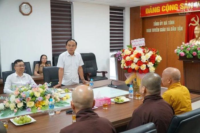Phó Trưởng ban Tuyên giáo và Dân vận tỉnh Hà Tĩnh Bùi Quang Hoàn trao đổi cùng đoàn