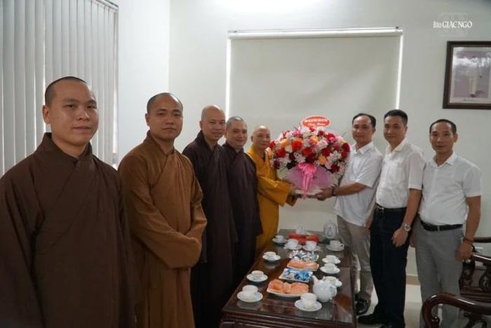 Tặng hoa chúc mừng đến Ban Dân tộc - Tôn giáo thuộc Sở Nội vụ tỉnh nhân Ngày truyền thống của ngành