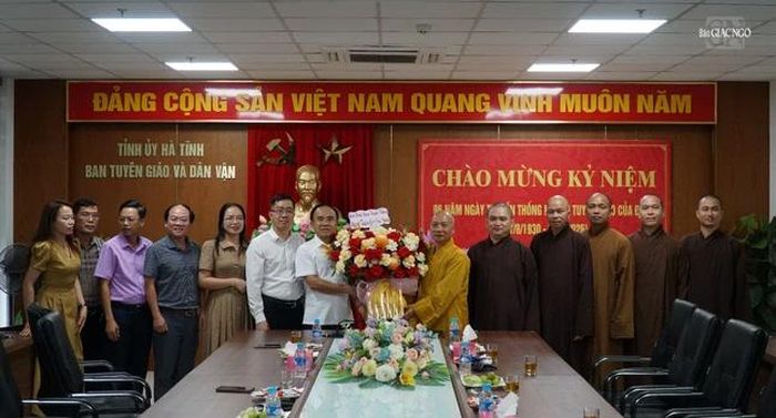 Tặng hoa chúc mừng Ban Tuyên giáo và Dân vận tỉnh Hà Tĩnh