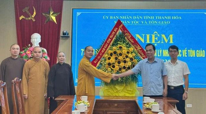  Ban Trị sự GHPGVN tỉnh Thanh Hóa tặng hoa chúc mừng Sở Dân tộc và Tôn giáo tỉnh Thanh Hóa 