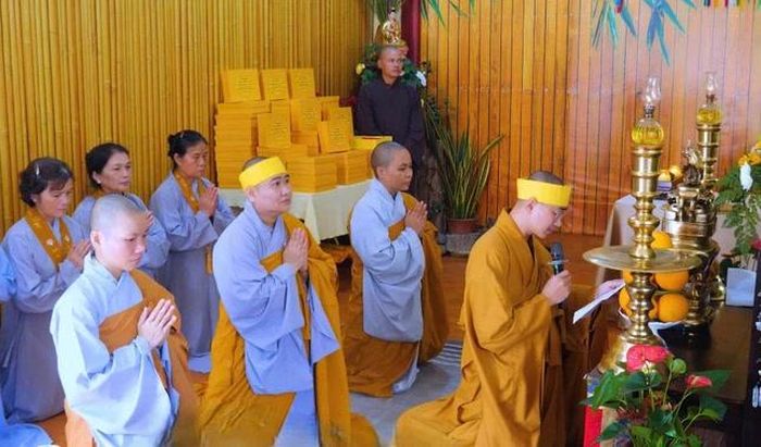 Đại đức Thích Quảng Thiện tác bạch cúng dường