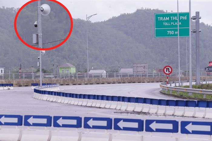 Camera AI kết hợp với bộ loa phóng thanh tại nút giao QL46, cao tốc Diễn Châu - Bãi Vọt.