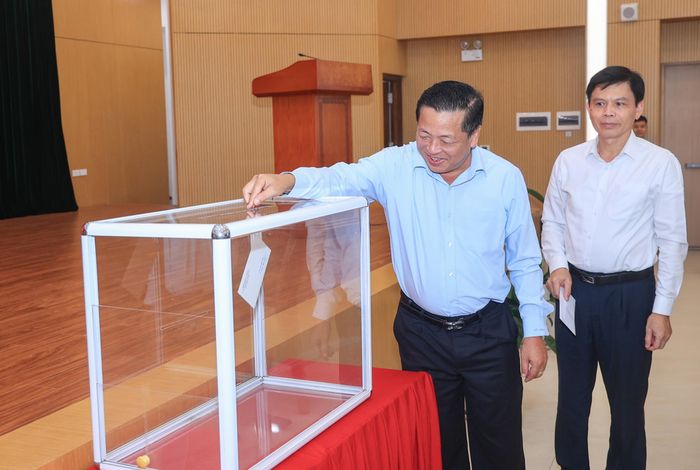Bộ trưởng Bộ Xây dựng Trần Hồng Minh, Thứ trưởng Bộ Xây dựng Lê Anh Tuấn hưởng ứng phong trào phát động (Ảnh: Tạ Hải).