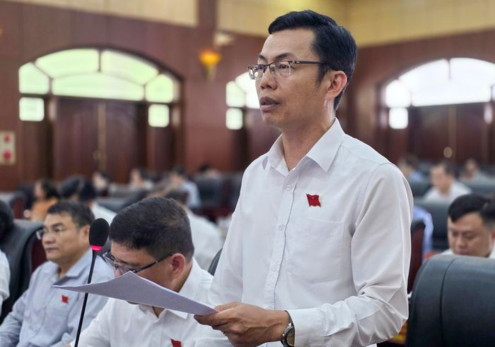 Đại biểu Lê Văn Dũng đề nghị ngành Xây dựng TP Đà Nẵng sớm giải quyết các vấn đề liên quan ùn tắc giao thông khu vực trung tâm.