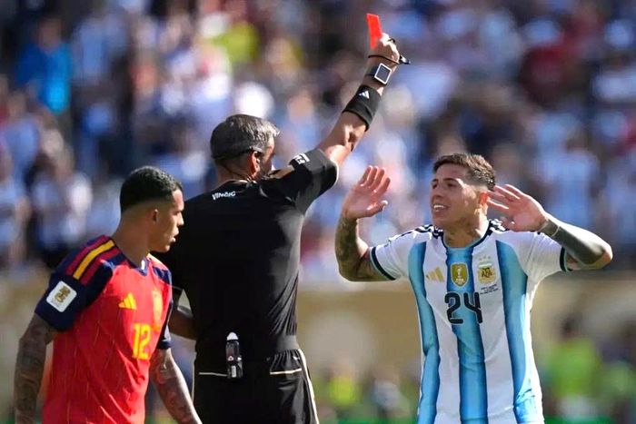 Trọng tài rút thẻ đỏ cho cầu thủ Argentina. 