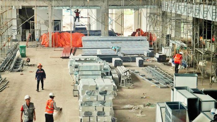 Công nhân và kỹ sư làm việc tăng cường làm việc thêm giờ theo phương thức cuốn chiếu và bảo đảm tuyệt đối về an toàn lao động.