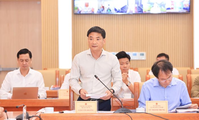 Ông Lâm Văn Hoàng, Chánh Văn phòng Bộ Xây dựng báo cáo tại hội nghị (Ảnh: Tạ Hải).