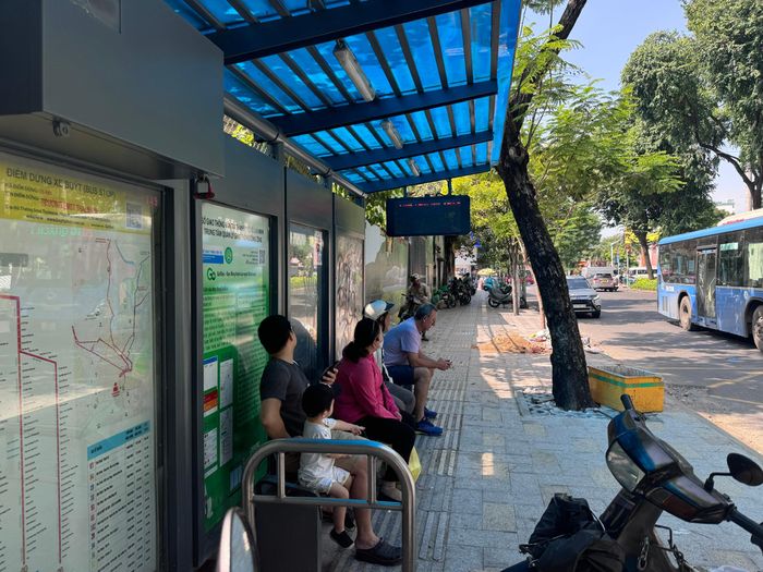 Không ít người dân phải chủ động ra trạm sớm hơn để tránh bị trễ giờ làm, giờ học khi đi xe buýt.