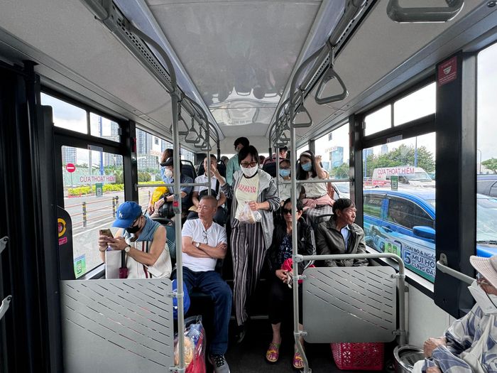 Nhiều hành khách cho biết việc xe buýt đến trễ hơn thời gian niêm yết khá phổ biến, nhất là vào giờ cao điểm.