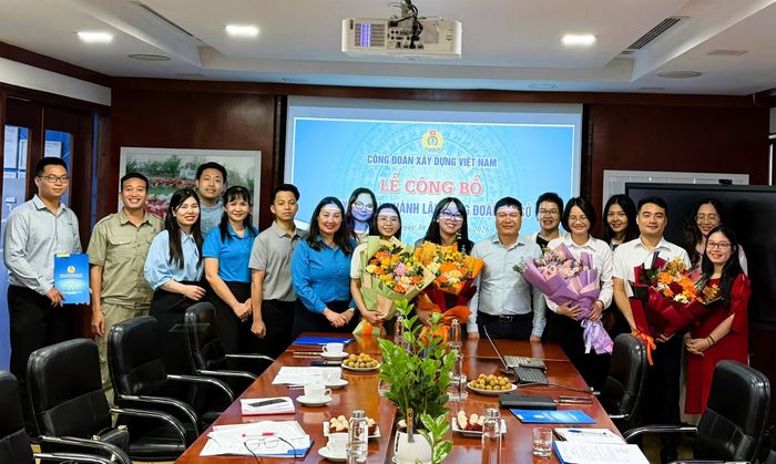 Đồng chí Nguyễn Thanh Tùng, Phó Chủ tịch Thường trực Công đoàn Xây dựng Việt Nam, chúc mừng đại diện các công đoàn cơ sở mới được thành lập.