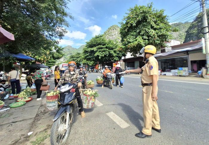 Khoảng 9h, ngày 30/7, có mặt tại chợ na Chi Lăng, xã Chi Lăng, tỉnh Lạng Sơn, chúng tôi ghi nhận tổ công tác Trạm CSGT Tùng Diễn, Phòng CSGT Công an tỉnh Lạng Sơn đang huy động lực lượng phân luồng, bảo đảm an toàn giao thông, hỗ trợ người dân tiêu thụ sản phẩm.