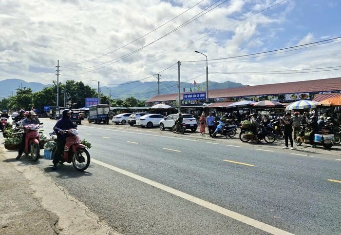 Nhằm bảo đảm an toàn giao thông, nhiều năm nay, chính quyền địa phương đã xây dựng, đưa chợ nông sản Chi Lăng vào hoạt động. Theo đó, các thương lái và người dân sẽ đến chợ để giao dịch, tuyệt đối không chèo kéo, mua bán trên đường gây cản trở giao thông.