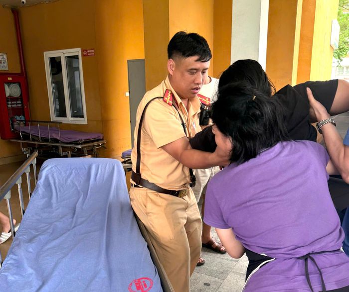 Lực lượng CSGT hỗ trợ sản phụ đến bệnh viện nhanh chóng, an toàn.