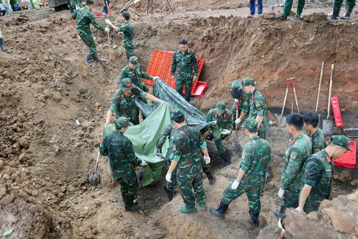 Mỗi cơn mưa bất chợt, các chiến sĩ lại vội vàng căng bạt che kín khu vực vừa phát hiện hài cốt để bảo vệ từng di vật, từng mảnh xương còn sót lại.