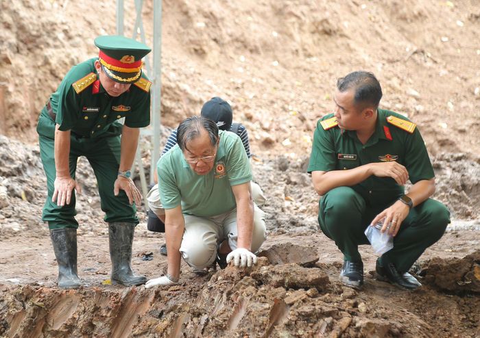 Theo đại tá Nguyễn Đình Chuẩn, Phó Chính ủy Bộ Tư lệnh TP.HCM (ngoài cùng bên trái), dù điều kiện làm việc hết sức khó khăn nhưng tinh thần của lực lượng tham gia vẫn luôn được duy trì ở mức cao.
