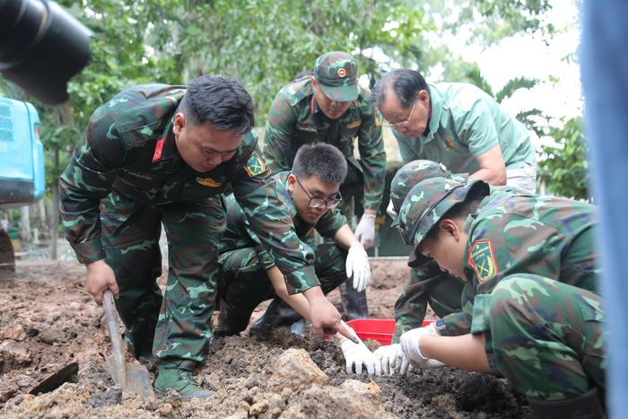Để thực hiện nhiệm vụ đặc biệt này, Quân khu 7 đã huy động đồng thời 5 Đội K gồm K70, K71, K72, K73 và K74 - lực lượng quy tập có nhiều kinh nghiệm nhất hiện nay. Trong đó, có bốn đội vừa hoàn thành nhiệm vụ tìm kiếm, quy tập hài cốt liệt sĩ tại Campuchia trở về tiếp tục hành trình tìm đồng đội trên quê hương.