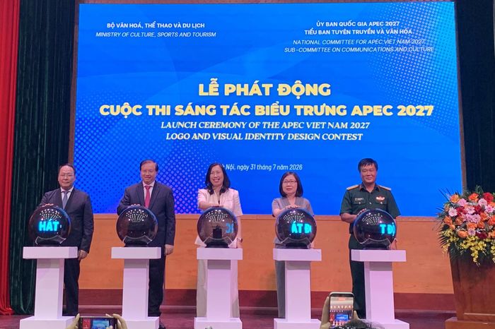 Các đại biểu thực hiện nghi thức phát động Cuộc thi sáng tác mẫu biểu trưng Năm APEC 2027.