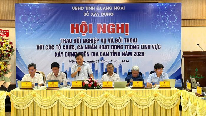 Lãnh đạo chủ chốt Sở Xây dựng Quảng Ngãi trực tiếp giải đáp, trao đổi chuyên môn các vấn đề doanh nghiệp, nhà đầu tư quan tâm. (Ảnh: Lê Danh)