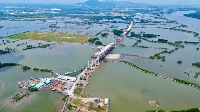 Toàn cảnh cầu Phước An phía bờ Phú Mỹ.