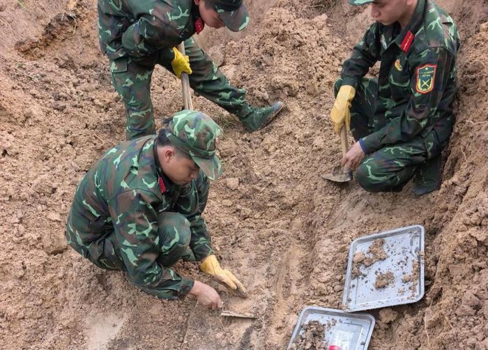 Đội K71 khai quật, cất bốc các hài cốt theo đúng quy trình, bảo đảm trang nghiêm và đúng quy định. (Ảnh: Lê Hiến)