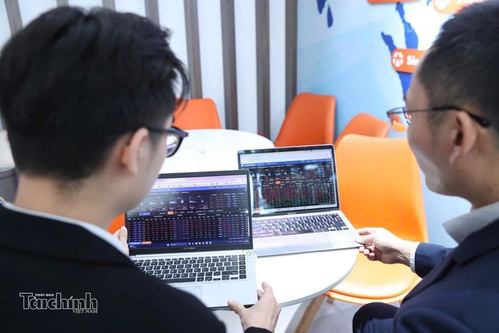 VN-Index điều chỉnh khi áp lực chốt lời gia tăng tại vùng giá cao. Ảnh Đức Thanh