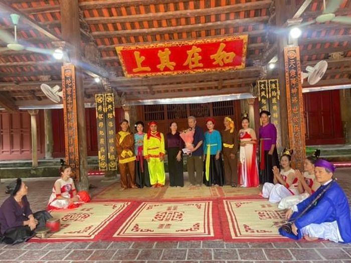 CLB chèo Phương Thượng trong buổi quay phục dựng các tiết mục chèo cổ tại đình làng do Sở Văn hóa, Thể thao Ninh Bình phối hợp với Viện Văn hóa, Nghệ thuật, Thể thao và Du lịch thực hiện ngày 14/7/2026 (Ảnh: Hà Vân)