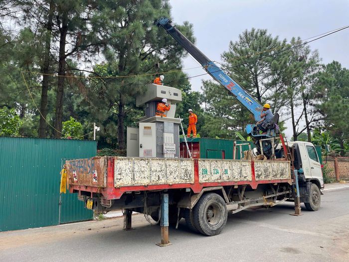 Nhân viên Điện lực Vĩnh Yên thực hiện thay MBA nâng công suất tại TBA Hà Tiên 5.