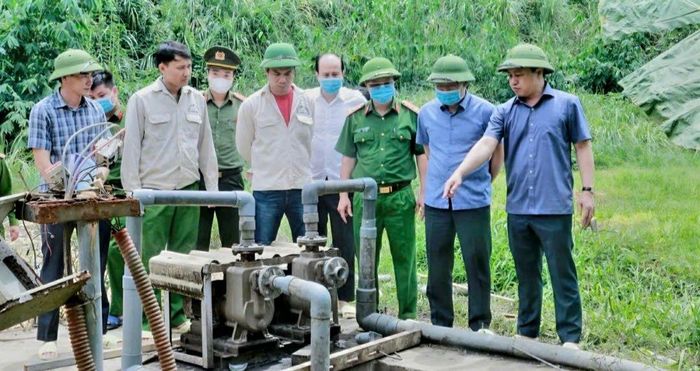 Lực lượng chức năng kiểm tra hiện trường nơi xảy ra vụ tai nạn khiến 5 công nhân tử vong.