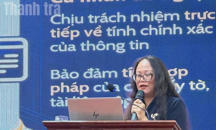  Bà Mai Hương Giang, Phó Cục trưởng Cục Báo chí trao đổi thông tin tại hội nghị. 