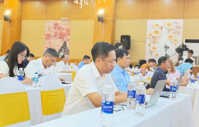  Các đại biểu tham dự hội nghị. 