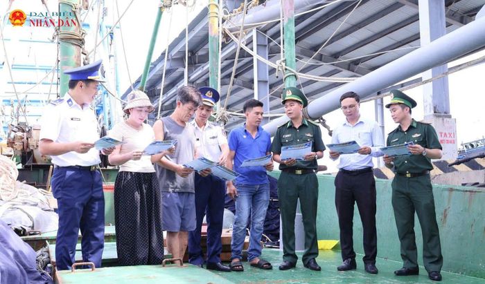 Lực lượng CS Biển và Biên phòng Triệu Vân trực tiếp tuyên truyền phòng, chống khai thác hải sản bất hợp pháp, không báo cáo và không theo quy định (IUU) cho đại diện chủ tàu cá, ngư dân và các hộ kinh doanh hải sản trên địa bàn xã Nam Cửa Việt
