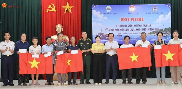Biên phòng Triệu Vân tỉnh Quảng Trị tặng quà và cờ Tổ quốc cho nhiều hộ ngư dân trên địa bàn xã Nam Cửa Việt