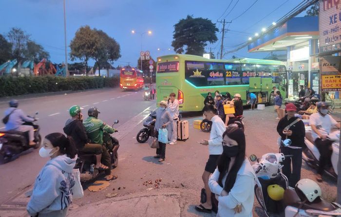 Xe khách đón, trả khách không đúng nơi quy định tại khu vực cây xăng trước cổng vào Trường ĐH Nông lâm TP. Hồ Chí Minh. Ảnh: Quang Phương