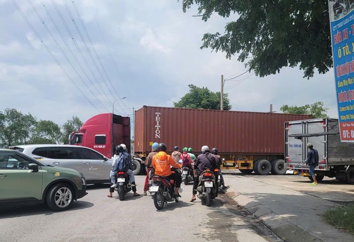 Xe container từ bãi không phép trên đường Võ Chí Công, phường Long Trường vào ra liên tục, gây ảnh hưởng đến người và phương tiện lưu thông trên đường. Ảnh: Quang Phương